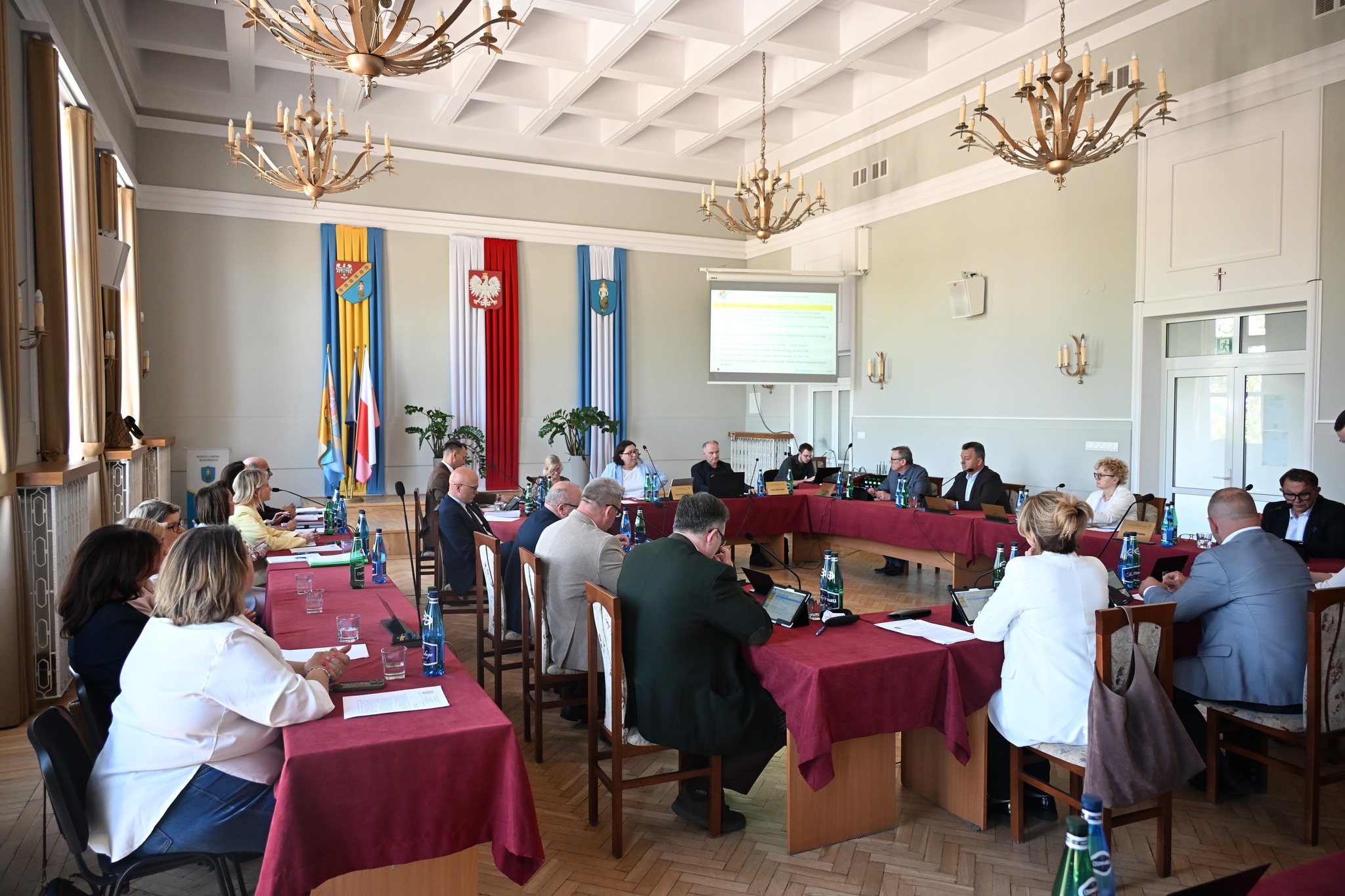 ✋ Zarząd Powiatu Białobrzeskiego uzyskał absolutorium i wotum zaufania. To coroczna procedura oceniająca wykonania budżetu Powiatu oraz prawidłowe wywiązanie się z obowiązków w danym roku budżetowym. Uchwały ws. udzielenia absolutorium za 2025 r. oraz wotum zaufania zostały podjęte jednomyślnie – 15 Radnych Rady Powiatu Białobrzeskiego głosowało „za”. ✅