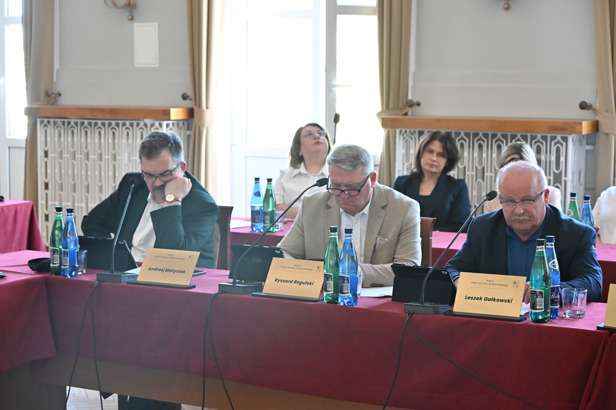 ✋ Zarząd Powiatu Białobrzeskiego uzyskał absolutorium i wotum zaufania. To coroczna procedura oceniająca wykonania budżetu Powiatu oraz prawidłowe wywiązanie się z obowiązków w danym roku budżetowym. Uchwały ws. udzielenia absolutorium za 2025 r. oraz wotum zaufania zostały podjęte jednomyślnie – 15 Radnych Rady Powiatu Białobrzeskiego głosowało „za”. ✅