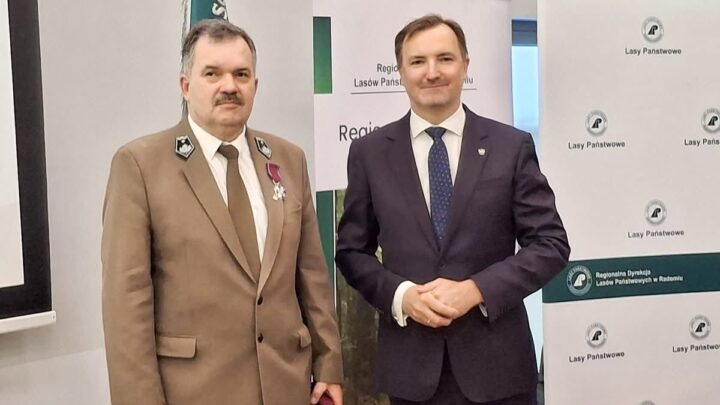 🇵🇱 Samorządowiec Ziemi Białobrzeskiej Andrzej Matysiak - nieprzerwanie od 1999 roku Radny Rady Powiatu Białobrzeskiego - odznaczony przez Prezydenta RP. 🇵🇱 Wieloletni członek Leśnej „Solidarności”, były Dyrektor Generalny Lasów Państwowych oraz wieloletni Dyrektor RDLP w Radomiu, a także Burmistrz Miasta i Gminy Białobrzegi, Przewodniczący Rady Powiatu, obecnie Członek Zarządu Powiatu Białobrzeskiego został odznaczony Srebrnym Krzyżem Zasługi. 🇵🇱