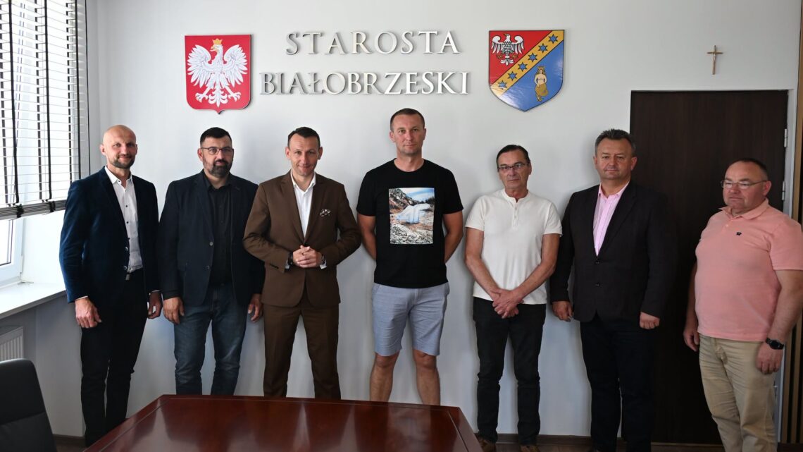 ✍ Dyrektor Powiatowego Zarządu Dróg Publicznych w Białobrzegach Pan Andrzej Adamiec podpisał umowę na przebudowę drogi powiatowej w miejscowości Siemiradz w Gminie Stara Błotnica. To efekt zakończonego postępowania przetargowego. Wykonawcą została firma ZYKO-DRÓG z Radomia. 🛣