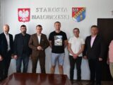 ✍ Dyrektor Powiatowego Zarządu Dróg Publicznych w Białobrzegach Pan Andrzej Adamiec podpisał umowę na przebudowę drogi powiatowej w miejscowości Siemiradz w Gminie Stara Błotnica. To efekt zakończonego postępowania przetargowego. Wykonawcą została firma ZYKO-DRÓG z Radomia. 🛣
