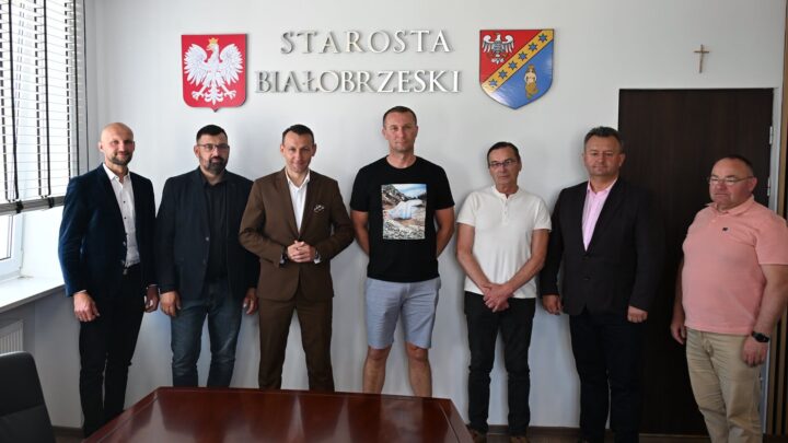 ✍ Dyrektor Powiatowego Zarządu Dróg Publicznych w Białobrzegach Pan Andrzej Adamiec podpisał umowę na przebudowę drogi powiatowej w miejscowości Siemiradz w Gminie Stara Błotnica. To efekt zakończonego postępowania przetargowego. Wykonawcą została firma ZYKO-DRÓG z Radomia. 🛣