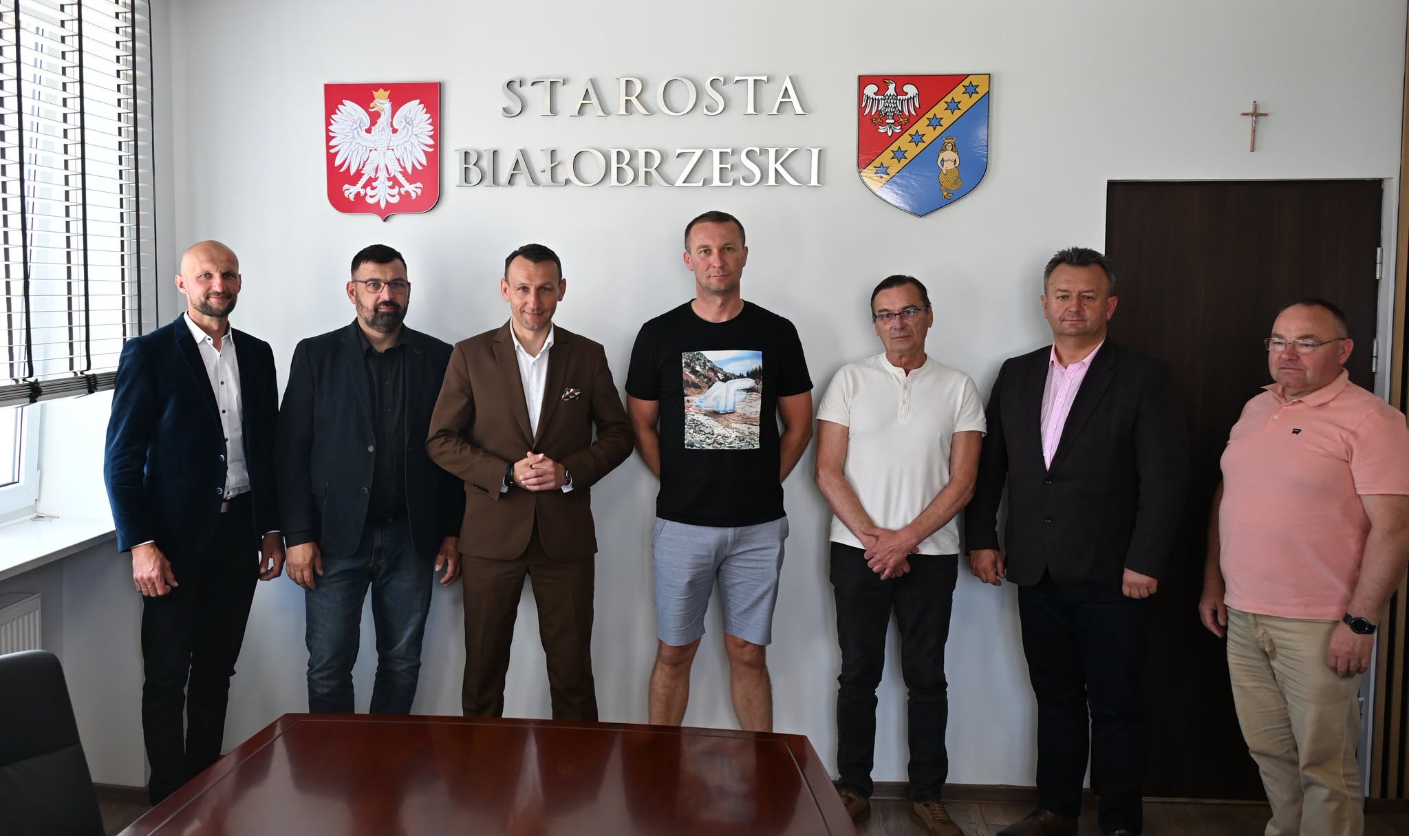 ✍ Dyrektor Powiatowego Zarządu Dróg Publicznych w Białobrzegach Pan Andrzej Adamiec podpisał umowę na przebudowę drogi powiatowej w miejscowości Siemiradz w Gminie Stara Błotnica. To efekt zakończonego postępowania przetargowego. Wykonawcą została firma ZYKO-DRÓG z Radomia. 🛣