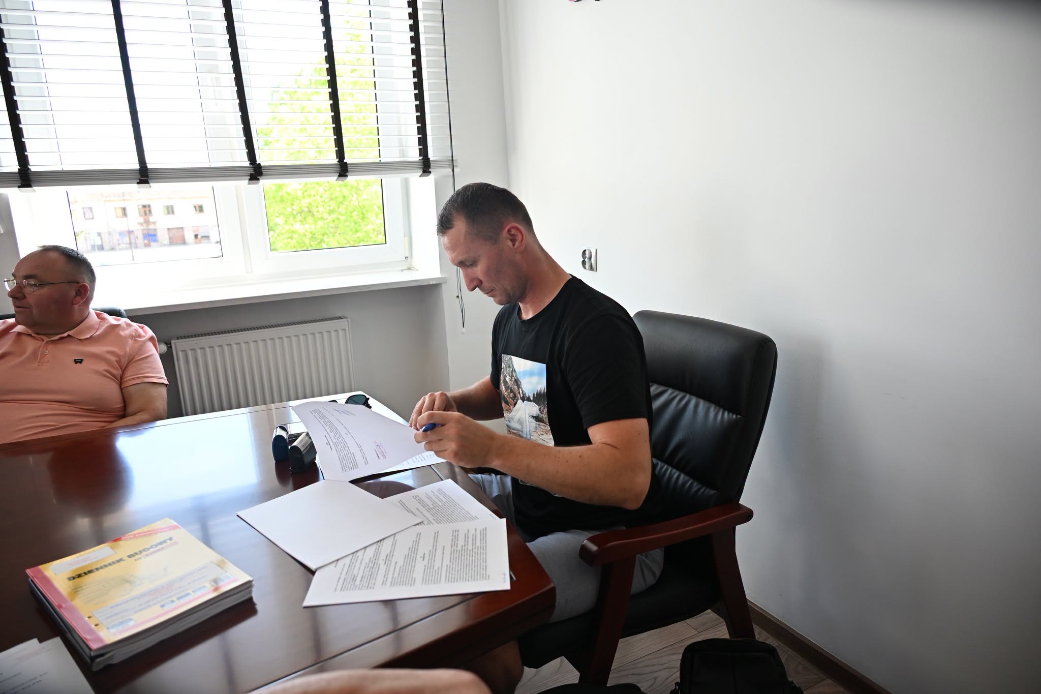 ✍ Dyrektor Powiatowego Zarządu Dróg Publicznych w Białobrzegach Pan Andrzej Adamiec podpisał umowę na przebudowę drogi powiatowej w miejscowości Siemiradz w Gminie Stara Błotnica. To efekt zakończonego postępowania przetargowego. Wykonawcą została firma ZYKO-DRÓG z Radomia. 🛣