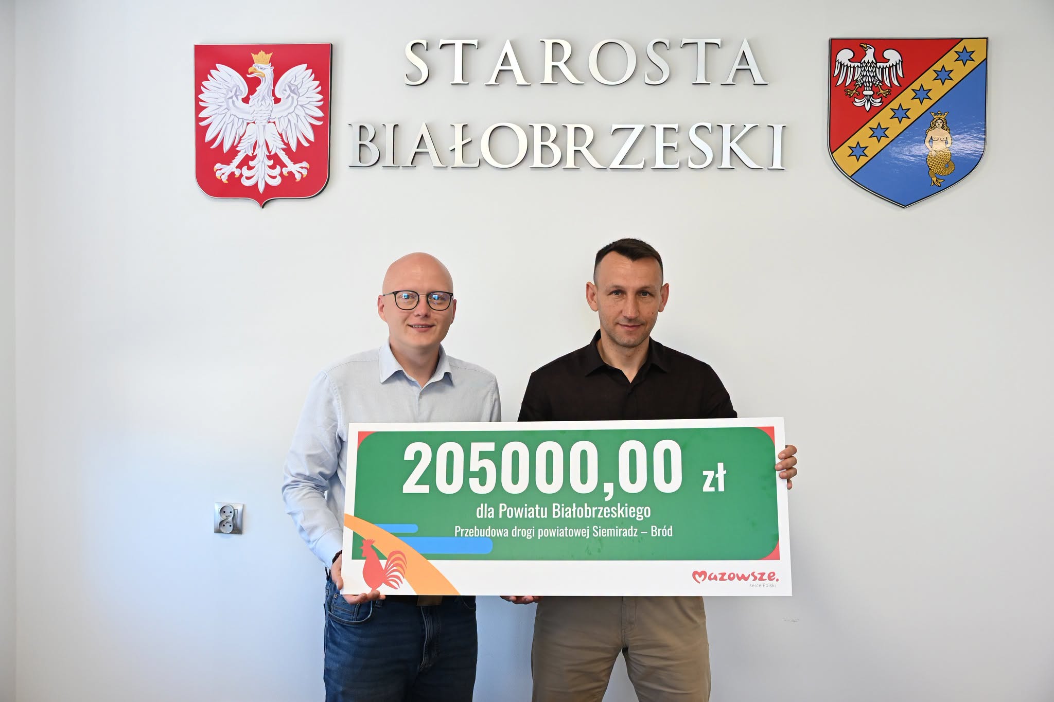 ✍ Dyrektor Powiatowego Zarządu Dróg Publicznych w Białobrzegach Pan Andrzej Adamiec podpisał umowę na przebudowę drogi powiatowej w miejscowości Siemiradz w Gminie Stara Błotnica. To efekt zakończonego postępowania przetargowego. Wykonawcą została firma ZYKO-DRÓG z Radomia. 🛣
