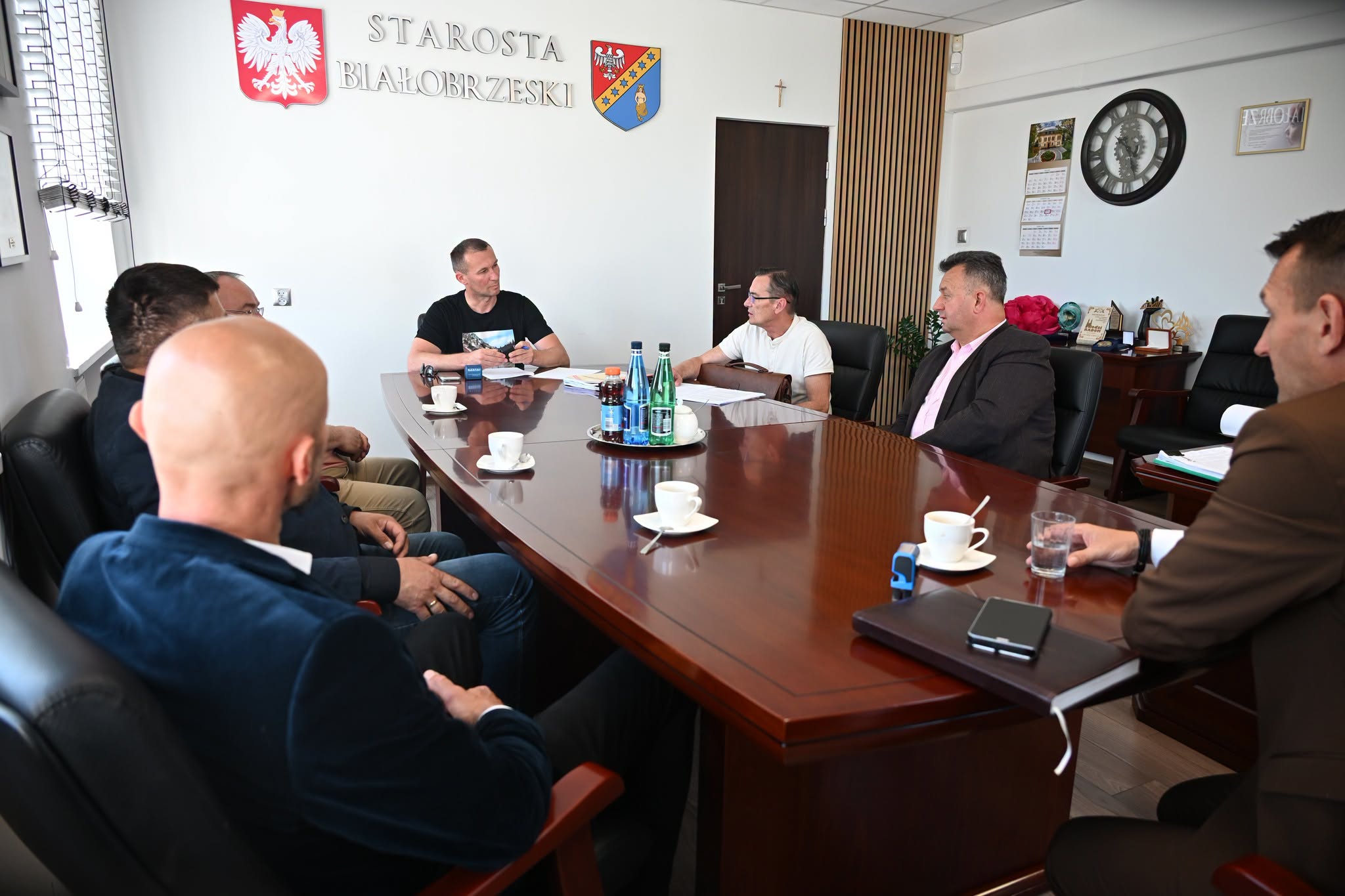 ✍ Dyrektor Powiatowego Zarządu Dróg Publicznych w Białobrzegach Pan Andrzej Adamiec podpisał umowę na przebudowę drogi powiatowej w miejscowości Siemiradz w Gminie Stara Błotnica. To efekt zakończonego postępowania przetargowego. Wykonawcą została firma ZYKO-DRÓG z Radomia. 🛣