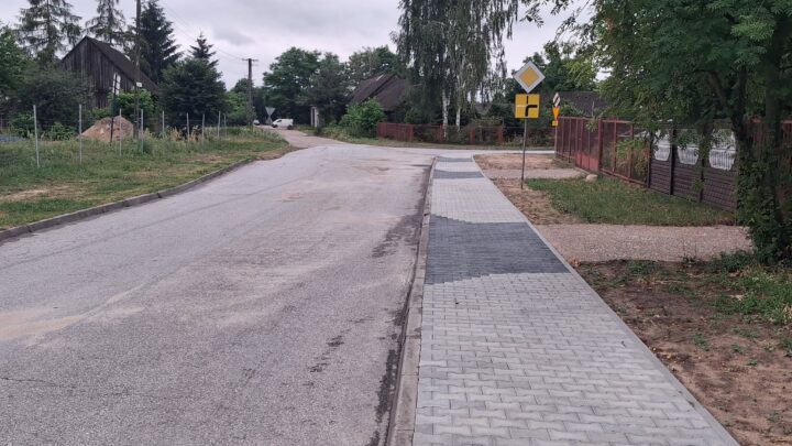 Budowa chodnika przy ul. Kopernika w Wyśmierzycach na finiszu. 🛣️ Prace budowlane obejmowały wykonanie chodnika na odcinku 271 m oraz roboty towarzyszące, m.in.: karczowanie zakrzaczeń, wykonanie przykanalików, wykonanie systemu rozsączającego, a także wykonanie oznakowania poziomego grubowarstwowego i zamontowanie znaków drogowych. 🚧