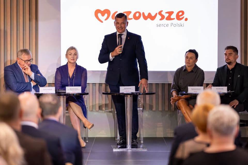 📑 Starosta Sylwester Korgul oraz Bartłomiej Kowalczyk - wicestarosta białobrzeski wzięli udział we wczorajszej uroczystości wręczenia czeków i podpisania umów w ramach samorządowych programów wsparcia Sejmik Województwa Mazowieckiego. ✍️