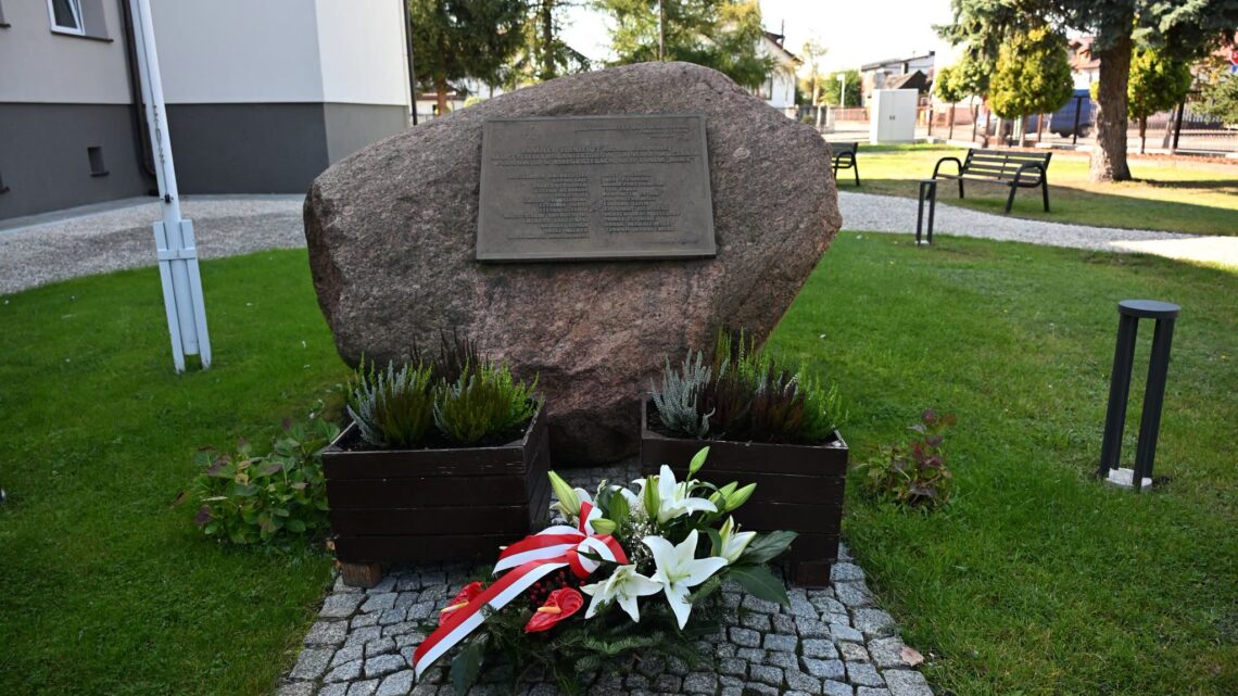 🇵🇱 Starosta Białobrzeski Sylwester Korgul wziął udział w Dniu Podziemnego Państwa Polskiego oraz ślubowaniu uczniów klas pierwszych w Liceum Ogólnokształcące im. Armii Krajowej w Białobrzegach. 🇵🇱
